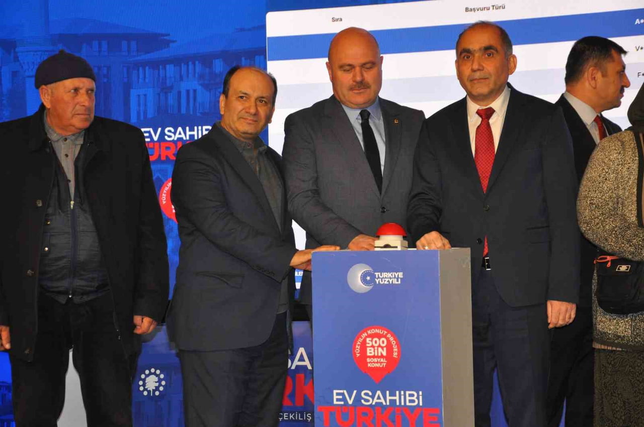 KARS'TA YÜZYILIN KONUT PROJESİ KAPSAMINDA İNŞA EDİLECEK BİN 730 KONUTUN HAK SAHİBİ ÇEKİLEN KURAYLA...