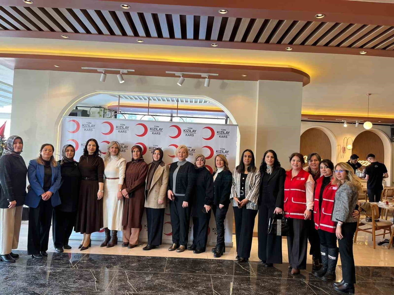 KARS KIZILAY’DAN SEVGİ EVLERİNDE KALAN ÇOCUKLARA ÇİKOLATA ETKİNLİĞİ(KARS-İHA)