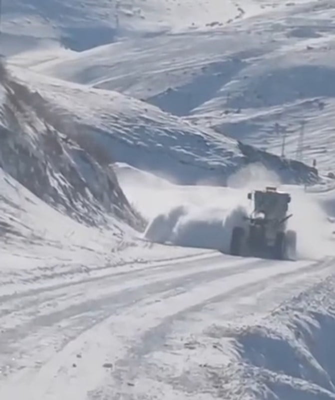 KARS ÖZEL İDARESİ BİN SAATLİK ÇALIŞMAYLA KAPALI KÖY YOLU BIRAKMADI(KARS-İHA)