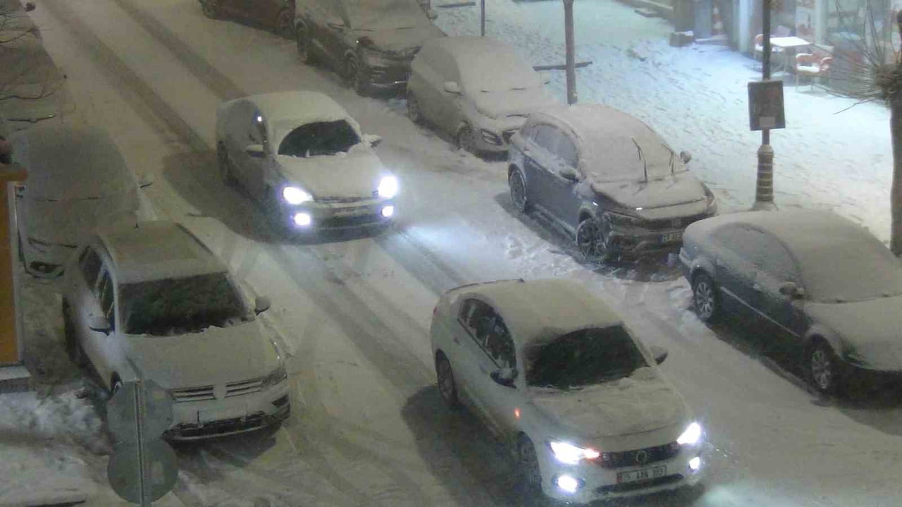 KARS’TA AKŞAM SAATLERİNDEN İTİBAREN ETKİSİNİ ARTIRAN YOĞUN KAR YAĞIŞI VE ŞİDDETLİ TİPİ, ULAŞIMI...