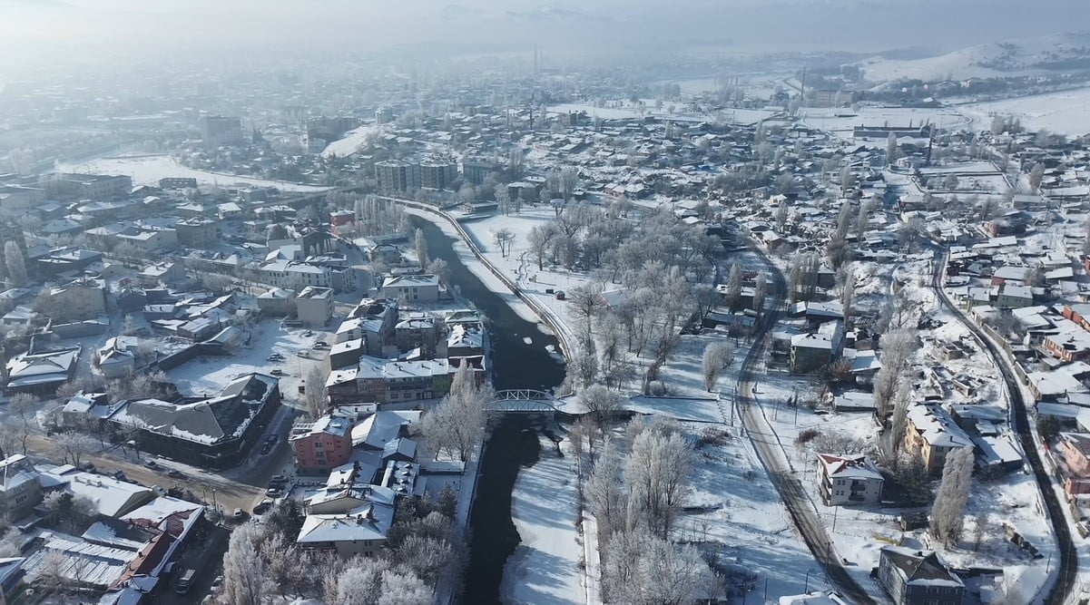 KARS’TA ‘BEYAZ ZERAFET’: KIRAĞI KENTİ ADETA BÜYÜLEDİ(KARS-İHA)