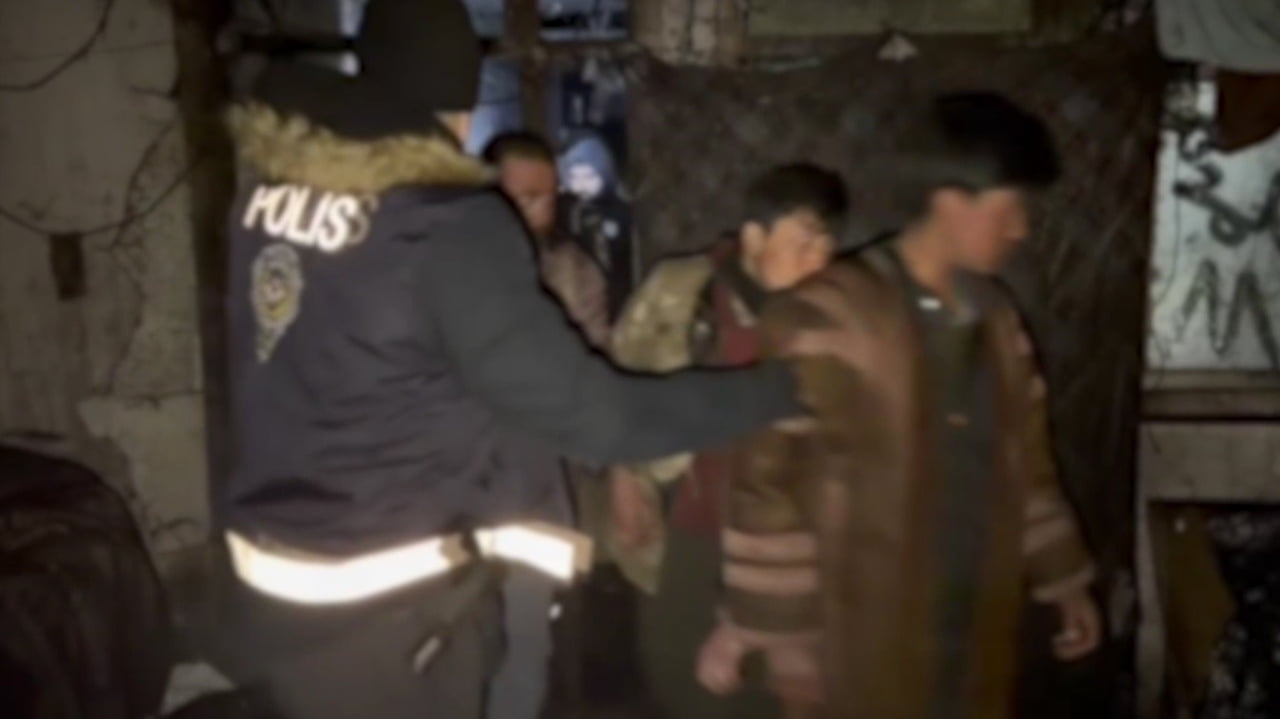 KARS’TA DÜZENSİZ GÖÇMENLERE YÖNELİK DÜZENLENEN EŞ ZAMANLI OPERASYONLARDA METRUK BİR BİNADA 14...