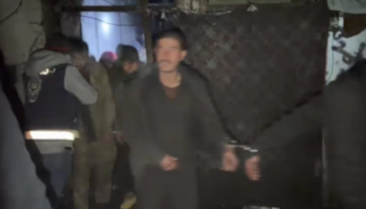 KARS’TA DÜZENSİZ GÖÇMENLERE YÖNELİK DÜZENLENEN EŞ ZAMANLI OPERASYONLARDA METRUK BİR BİNADA 14...