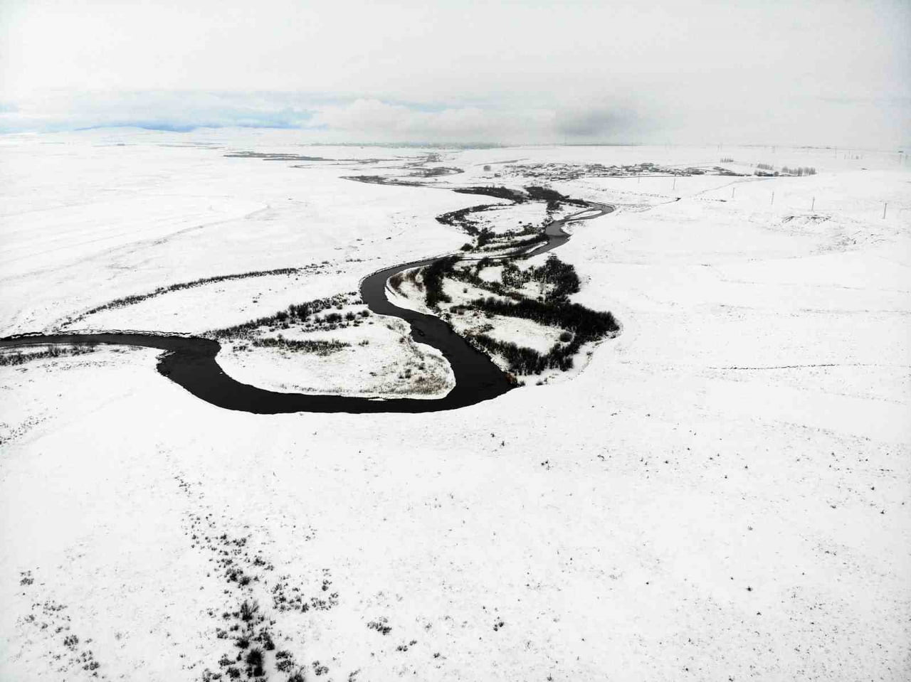 KARS’TA ETKİLİ OLAN YOĞUN KAR YAĞIŞI, HAYATI ZORLAŞTIRSA DA DOĞANIN SUNDUĞU EŞSİZ MANZARALARLA...
