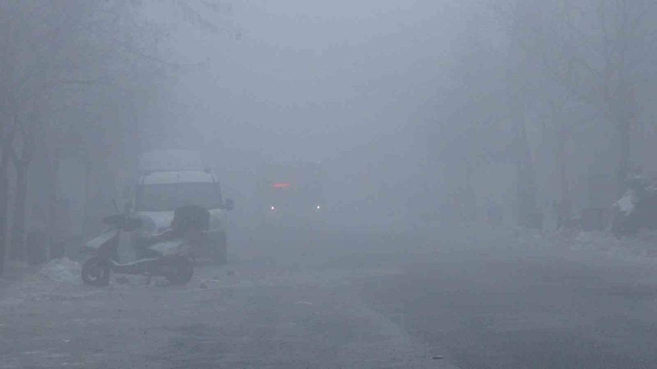 KARS’TA GÖZ GÖZÜ GÖRMÜYOR: KENT SİSTE KAYBOLDU(KARS-İHA)