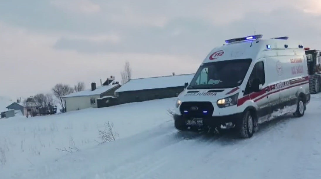 KARS’TA ‘KAR KAPLANLARI’NDAN HAYAT MESAİSİ: HEM AMBULANSLARA YOL AÇIYORLAR HEM VATANDAŞA UMUT...