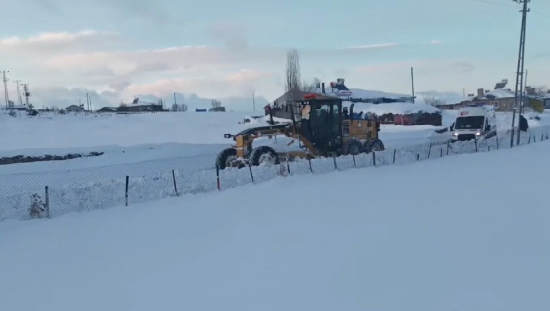 KARS’TA ‘KAR KAPLANLARI’NDAN HAYAT MESAİSİ: HEM AMBULANSLARA YOL AÇIYORLAR HEM VATANDAŞA UMUT...