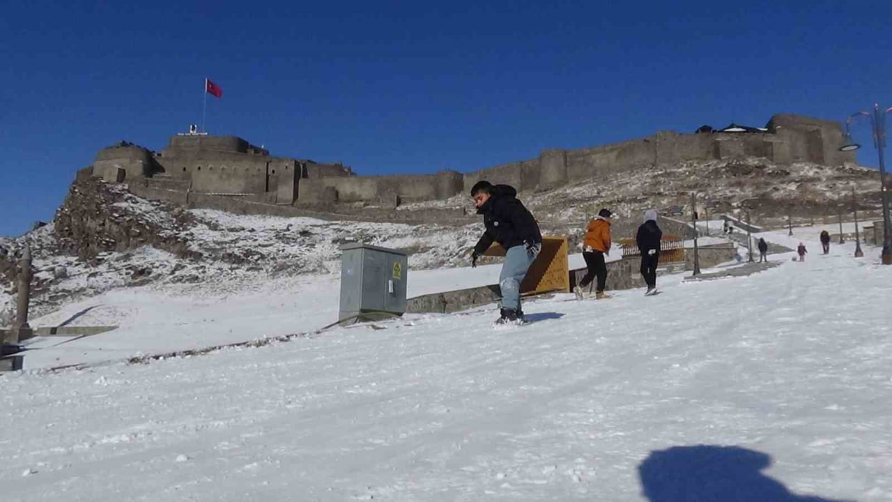 KARS’TA KIZAĞINI KAPAN KALE YOKUŞUNA KOŞTU(KARS-İHA)