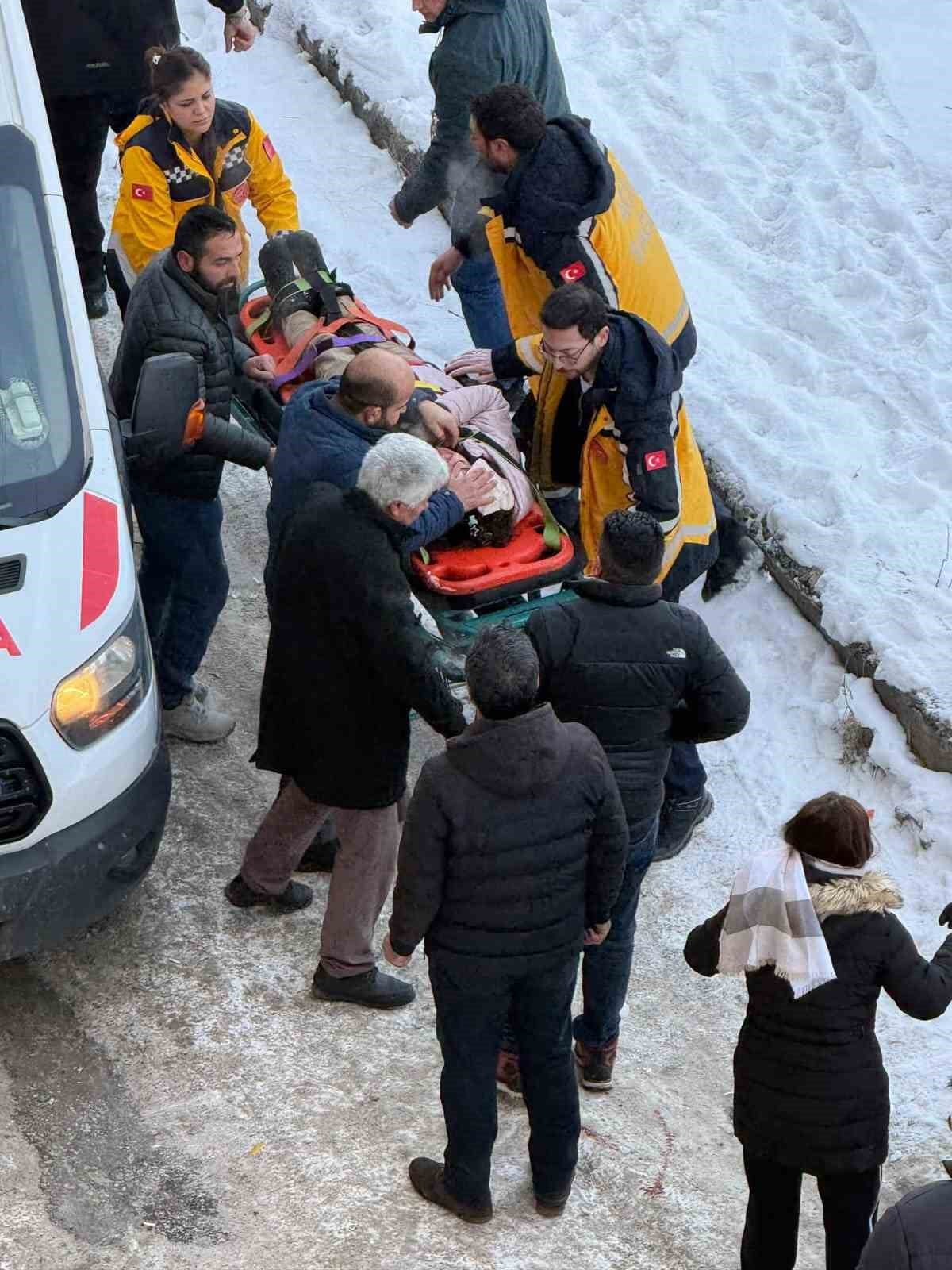 KARS’TA OKULA GİDEN ÖĞRENCİNİN BAŞINA BUZ KÜTLESİ DÜŞTÜ(KARS-İHA)