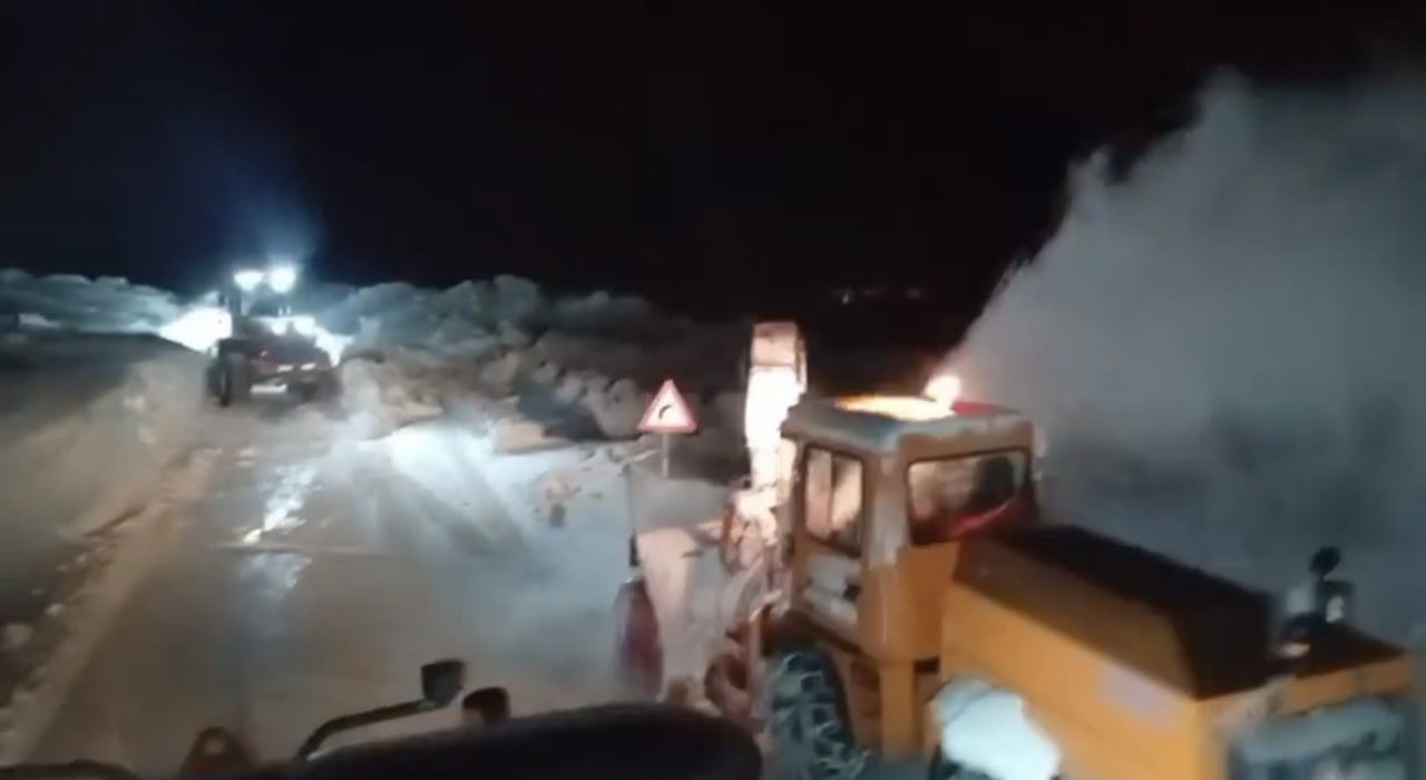 KARS’TA OLUMSUZ HAVA ŞARTLARI NEDENİYLE ULAŞIMA KAPATILAN KAĞIZMAN-AĞRI KARA YOLU YENİDEN TRAFİĞE...