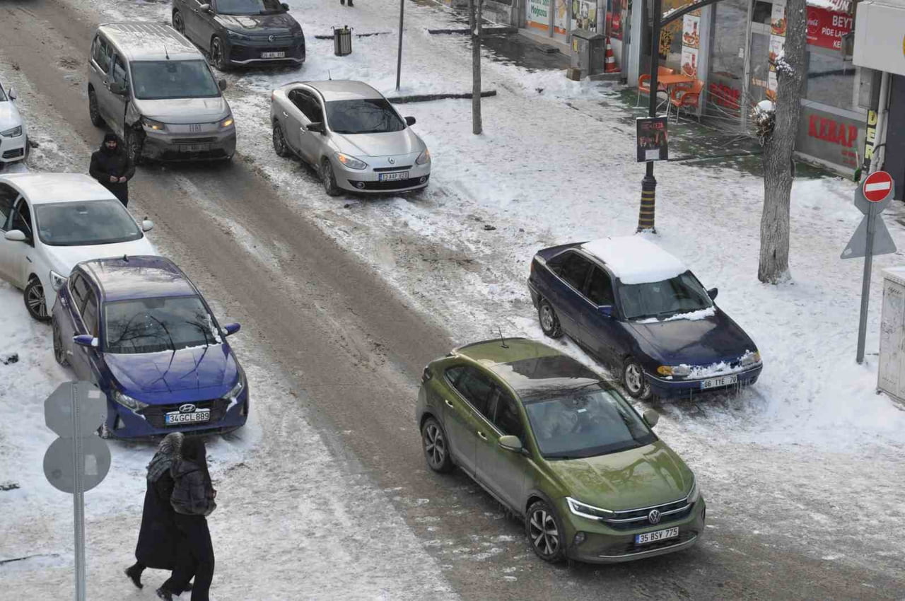KARS’TA TRAFİĞE KAYITLI ARAÇ SAYISI 54 BİN 850’YE ULAŞTI(KARS-İHA)