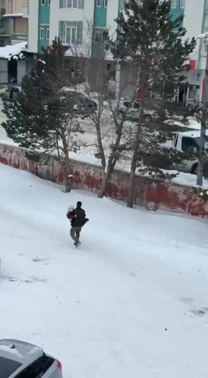 KARS’TA VEFA DOLU GÖRÜNTÜ: ANNESİNİ KUCAĞINDA TAŞIDI(KARS-İHA)