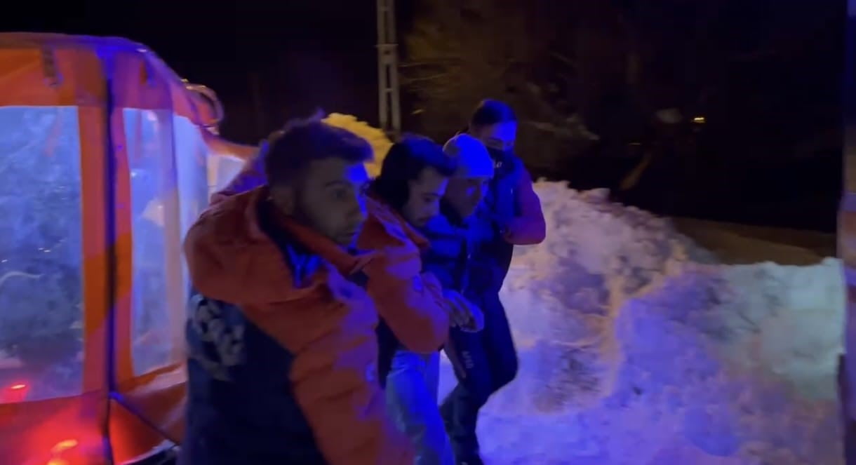 KARS’TA YAŞLI HASTA VATANDAŞA AFAD PALETLİ AMFİBİ ARACIYLA ULAŞTI(KARS-İHA)