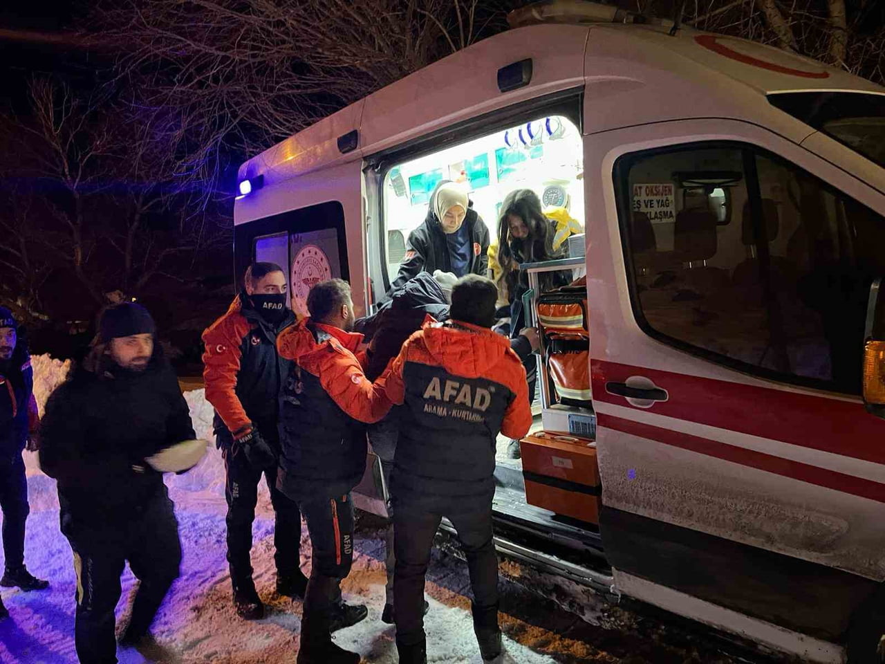 KARS’TA YAŞLI HASTA VATANDAŞA AFAD PALETLİ AMFİBİ ARACIYLA ULAŞTI(KARS-İHA)