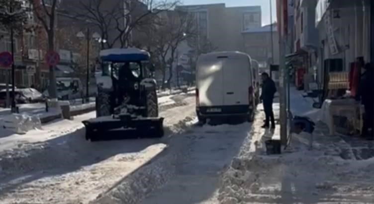 KARS’TA YOĞUN KAR YAĞIŞI VE TİPİ NEDENİYLE ADETA BEYAZA BÜRÜNEN KENTTE, KARLA MÜCADELE ÇALIŞMALARI...