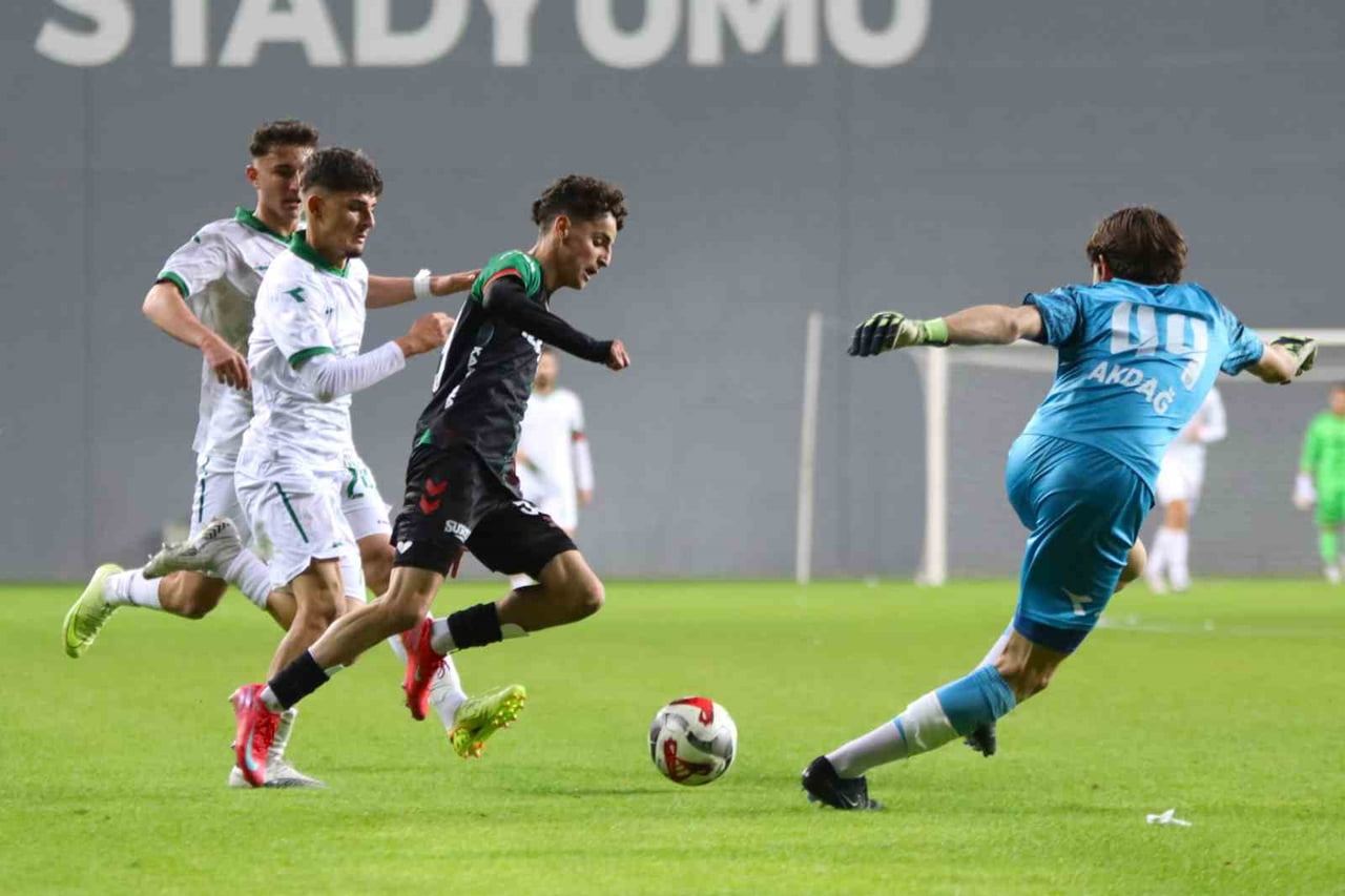 KARŞIYAKA’NIN ADEM YEŞİLYURT’UN TRANSFERİ İÇİN FENERBAHÇE İLE TEMASLARINI SÜRDÜRDÜĞÜ VE KISA SÜRE...