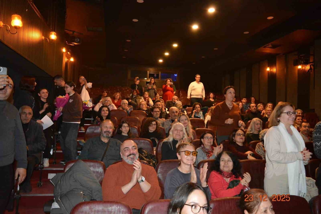 KARTAL’DA 28 YILDIR BİYOLOG OLARAK ÇALIŞAN REZZAN TÜRKOĞLU (55) MESLEĞİNİ BIRAKARAK TİYATROYA...