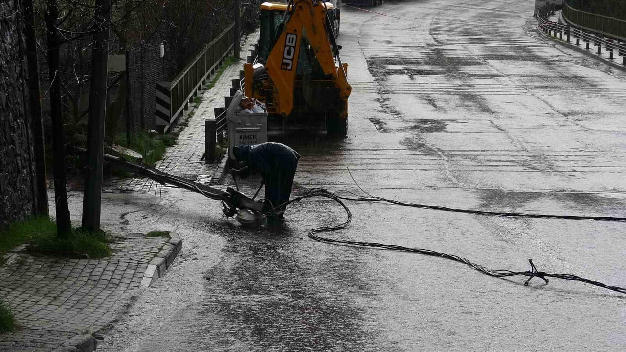 KARTAL YAKACIK'TA KUM BOŞALTMA İŞLEMİ SIRASINDA ELEKTRİK TELLERİNE TAKILAN HAFRİYAT KAMYONUNDA...