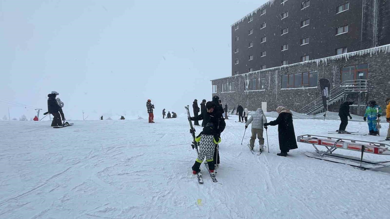 KARTALKAYA KAYAK MERKEZİ'NDE SÖMESTİR TATİLİ ÖNCESİ HAREKETLİLİK BAŞLADI. KAR KALINLIĞININ 2...