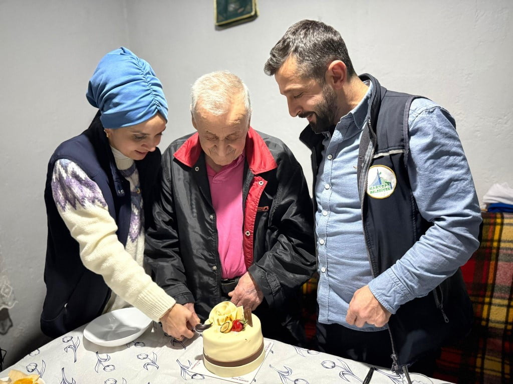 KARTEPE BELEDİYESİ ALO EVLAT SAĞLIK KULÜBÜ EKİPLERİ, YILBAŞI AKŞAMINDA İLÇEDEKİ YAŞLILARI...