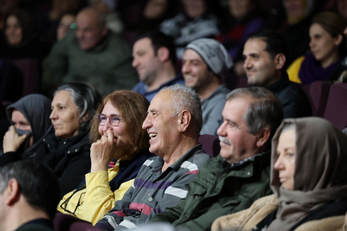 KARTEPE’DE YETİŞKİNLER İÇİN HAZIRLANAN KÜLTÜR-SANAT PROGRAMINDA "ANLAT BAKALIM" ADLI TİYATRO OYUNU...