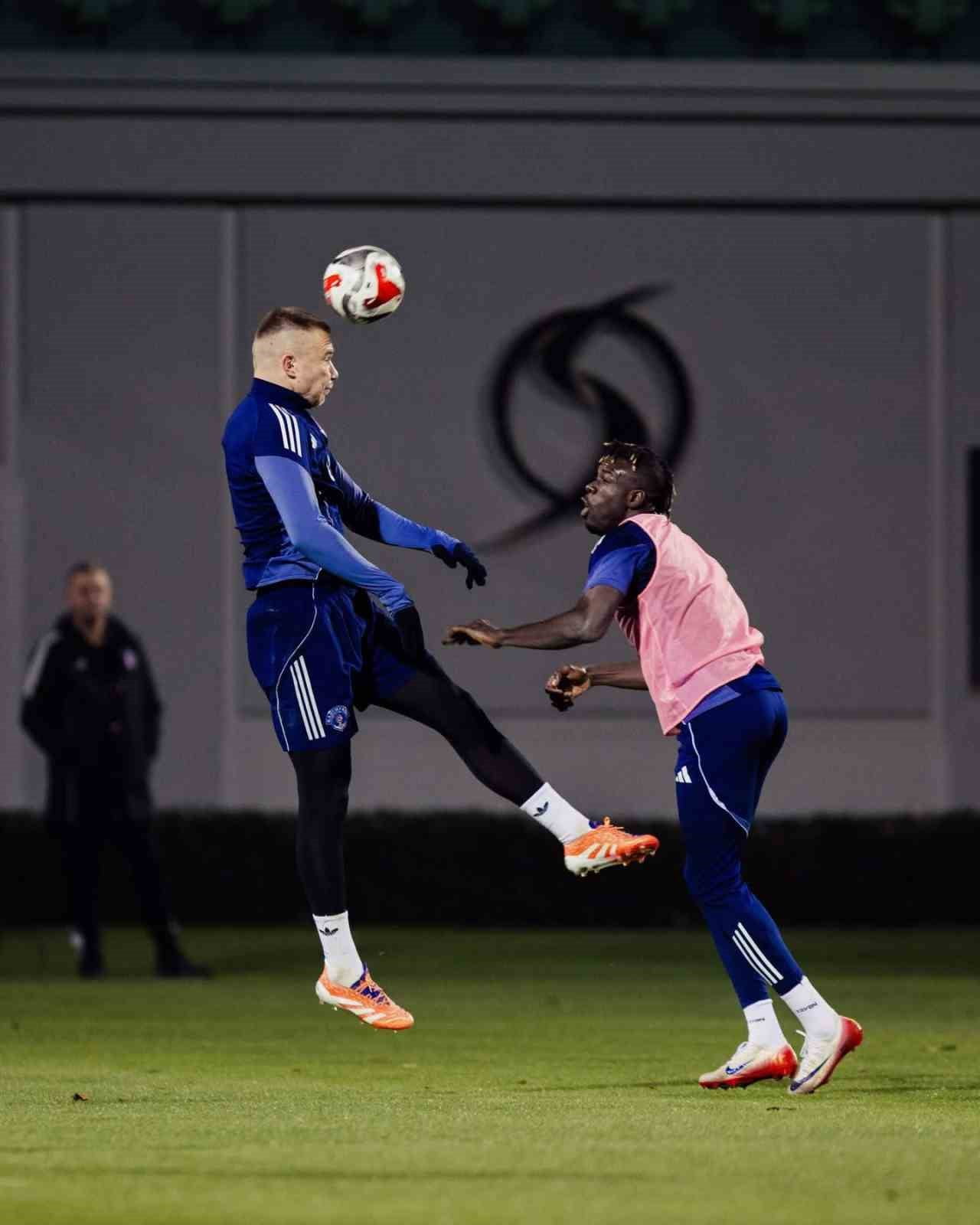 KASIMPAŞA, DEVRE ARASI KAMP HAZIRLIKLARI İÇİN BULUNDUĞU ANTALYA’DA AKŞAM YAPTIĞI ANTRENMANLA...