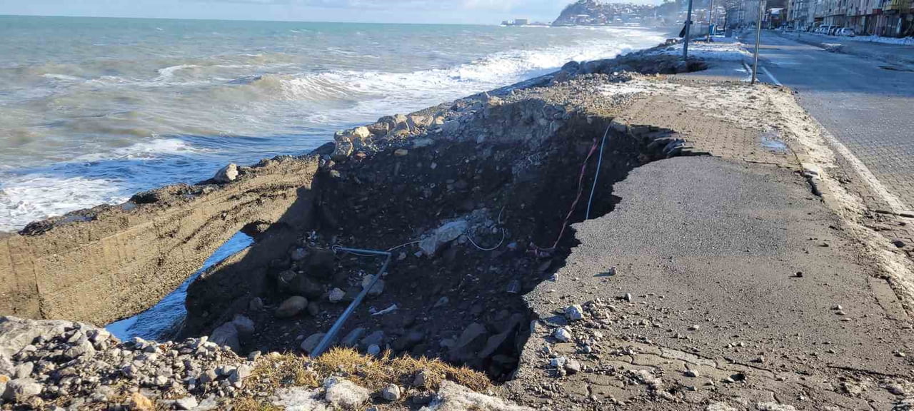 KASTAMONU'DA DEV DALGALARIN DÖVDÜĞÜ SAHİL ŞERİDİNDE HASAR MEYDANA GELDİ.