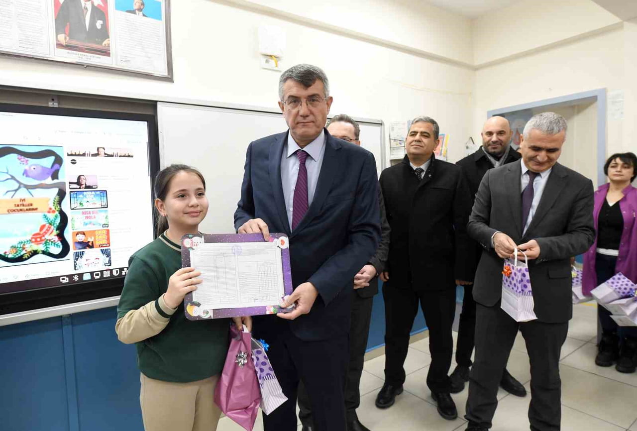 KASTAMONU'DA EĞİTİM GÖREN 55 BİNDEN FAZLA ÖĞRENCİ YARIYIL TATİLİ ÖNCESİ KARNE SEVİNCİ...