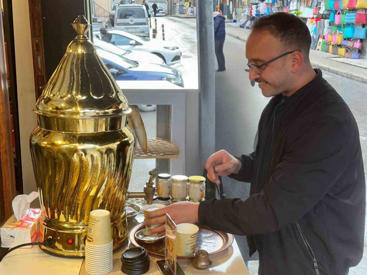 KASTAMONU'DA KIŞ MEVSİMİNDE DOĞAL YÖNTEMLERLE HAZIRLANAN SALEP, VATANDAŞLARDAN YOĞUN İLGİ...
