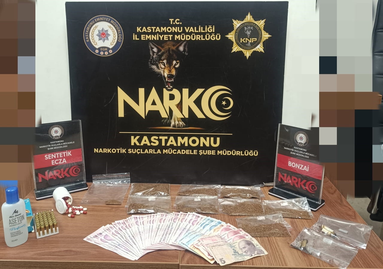 KASTAMONU'DA POLİS EKİPLERİ TARAFINDAN UYUŞTURUCU MADDEYLE YAKALANAN ŞAHIS TUTUKLANDI.