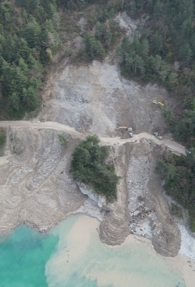 KASTAMONU'DA YAĞIŞ SONRASI MEYDANA GELEN HEYELAN SEBEBİYLE ULAŞIMA KAPANAN İNEBOLU-DOĞANYURT-CİDE...
