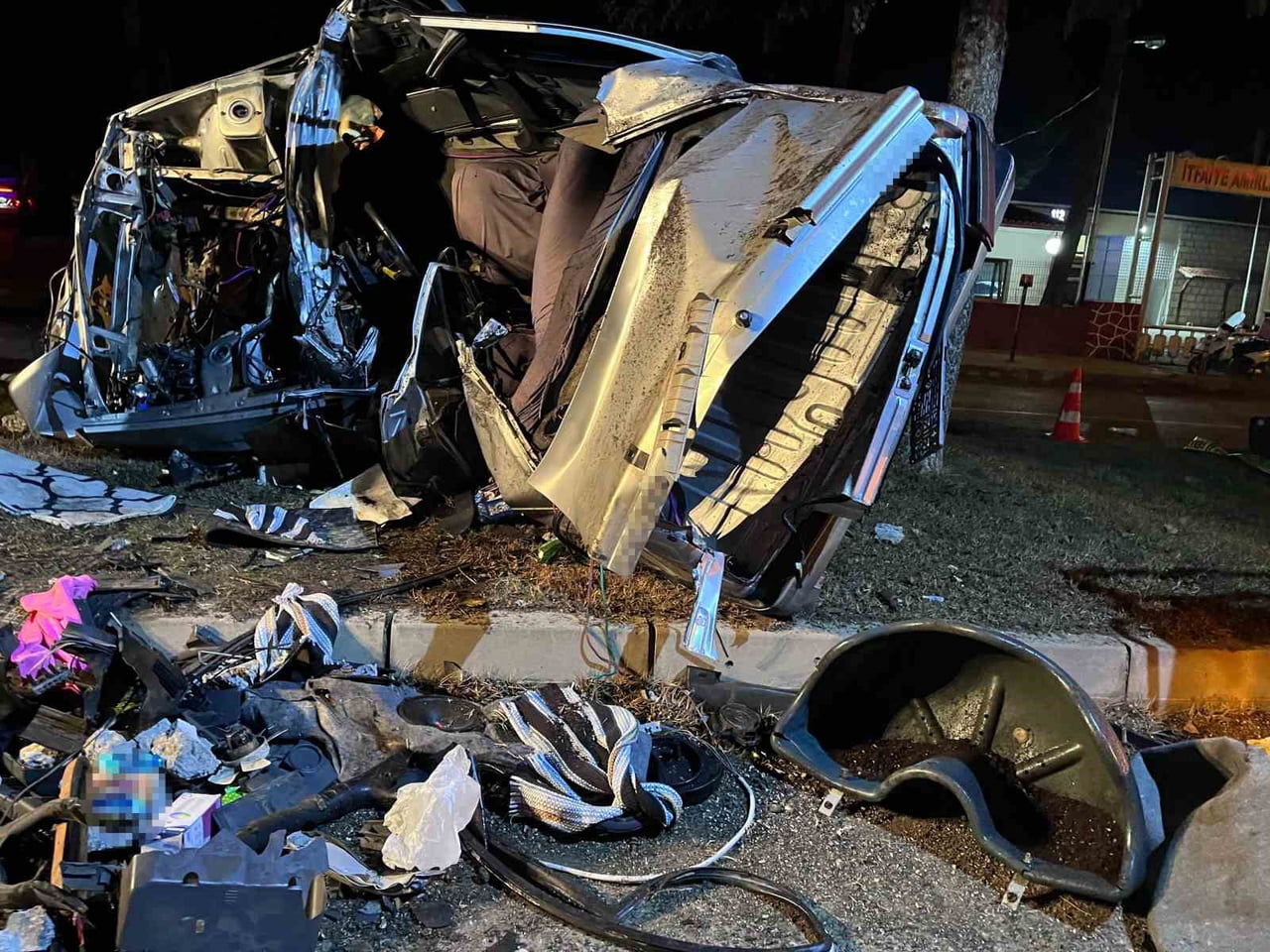 KASTAMONU'NUN TAŞKÖPRÜ İLÇESİNDE AĞACA ÇARPAN OTOMOBİLDE SIKIŞAN SÜRÜCÜ OLAY YERİNDE HAYATINI...