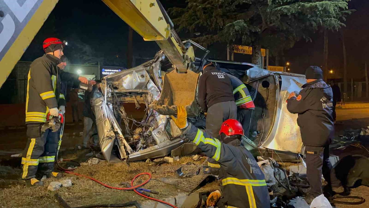KASTAMONU'NUN TAŞKÖPRÜ İLÇESİNDE AĞACA ÇARPAN OTOMOBİLDE SIKIŞAN SÜRÜCÜ OLAY YERİNDE HAYATINI...