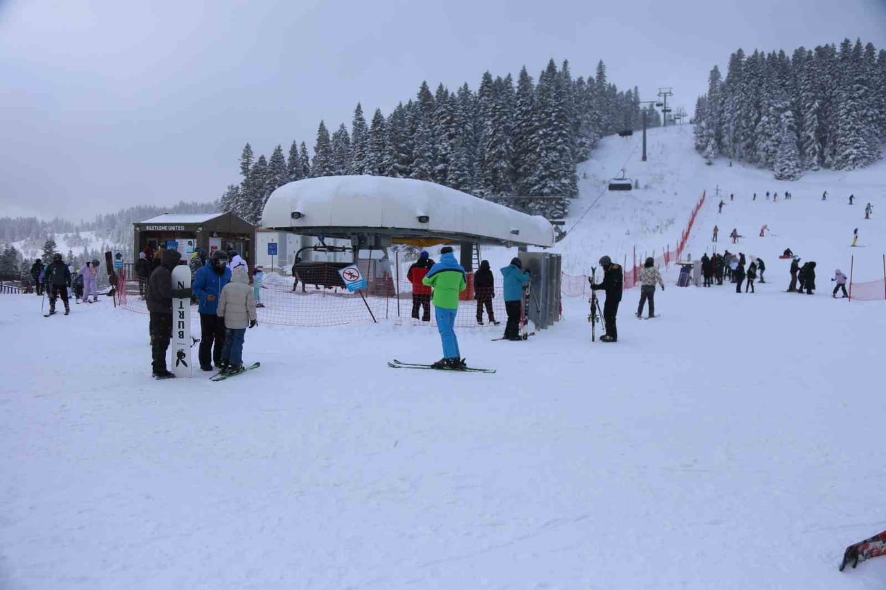 KASTAMONU-ÇANKIRI SINIRINDAKİ ILGAZ DAĞI’NDA BULUNAN YURDUNTEPE KAYAK MERKEZİ, KAYAK SEZONUNUN...
