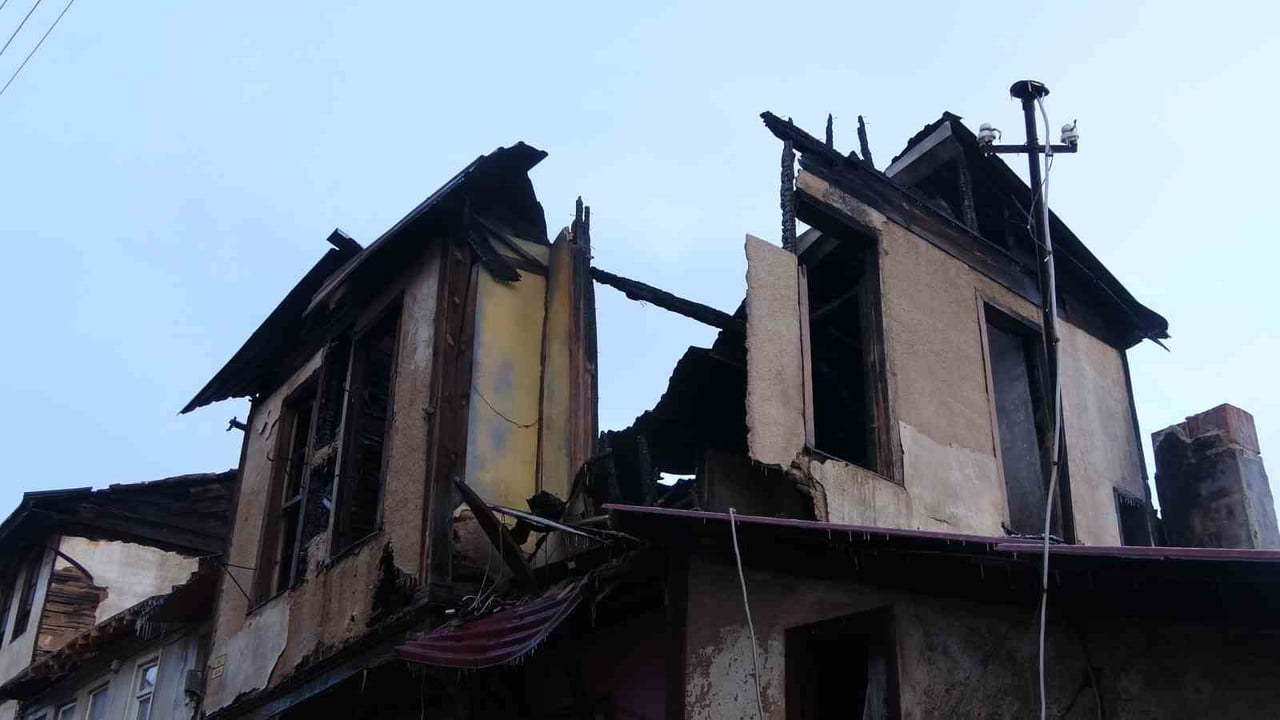 KASTAMONU’DA ÇIKAN YANGINDA TADİLAT HALİNDEKİ TARİHİ ÜÇ KATLI KONAK İLE BİTİŞİĞİNDE BULUNAN İKİ...