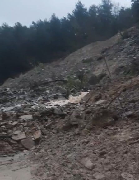 KASTAMONU’DA DAHA ÖNCE MEYDANA GELEN HEYELAN SONRASI ULAŞIMA KAPANAN VE KARAYOLLARI EKİPLERİNCE...