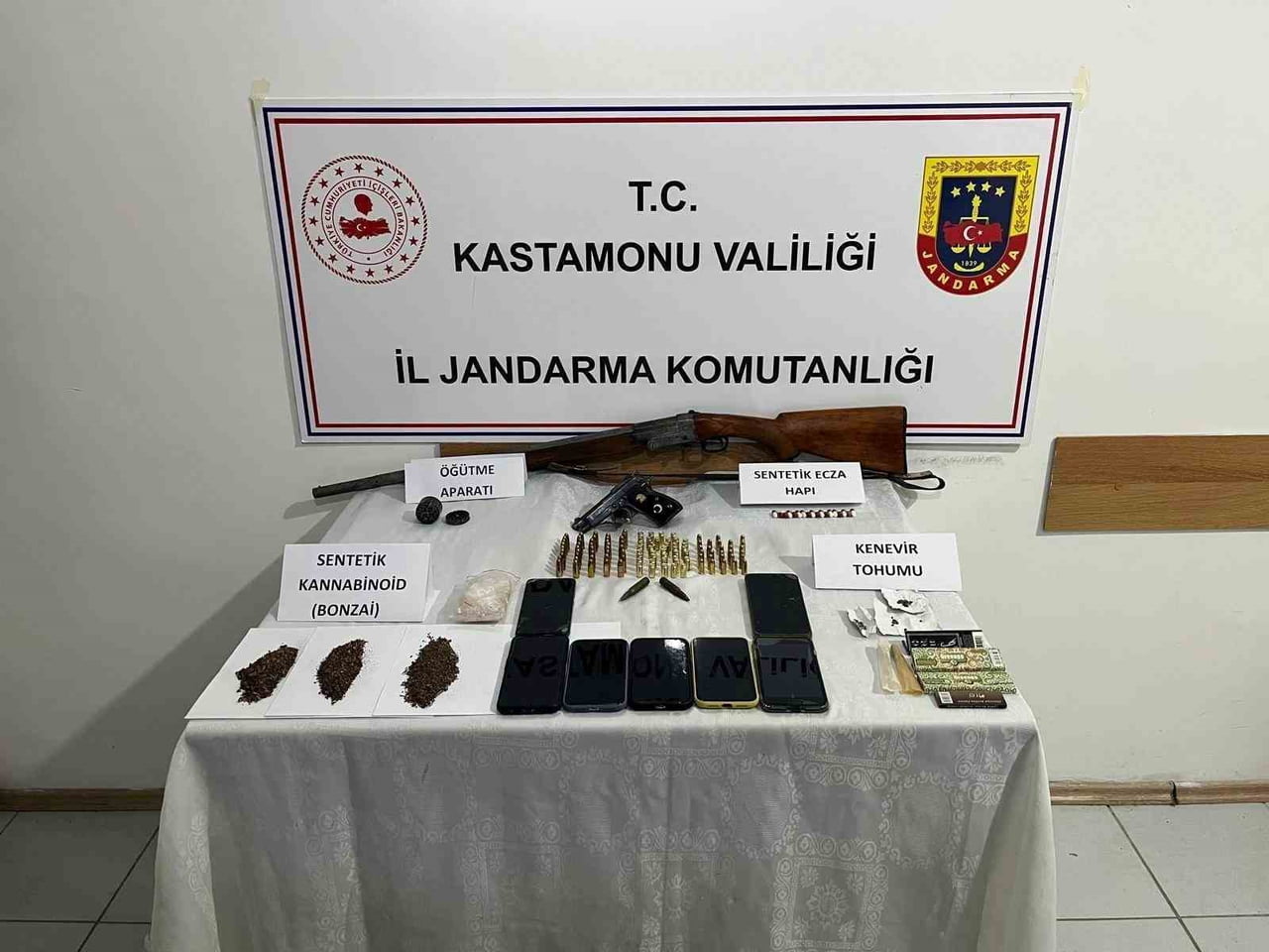 KASTAMONU’DA JANDARMA EKİPLERİNCE GERÇEKLEŞTİRİLEN UYUŞTURUCU OPERASYONDA ÇOK SAYIDA UYUŞTURUCU...