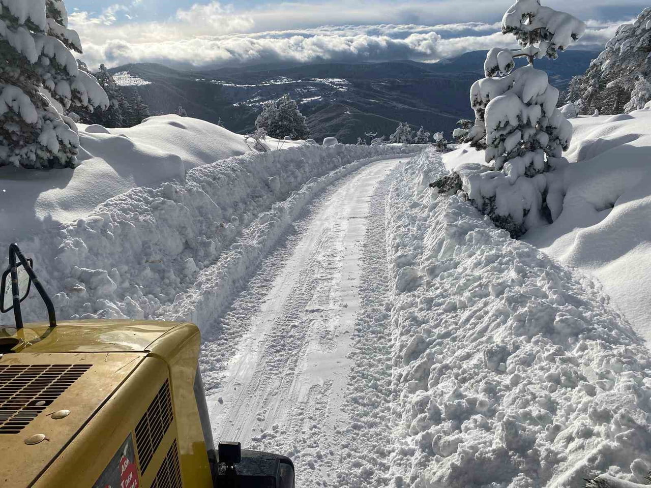 KASTAMONU’DA KAR YAĞIŞI SEBEBİYLE KAPANAN KÖY YOLU SAYISI 611’E DÜŞTÜ.
