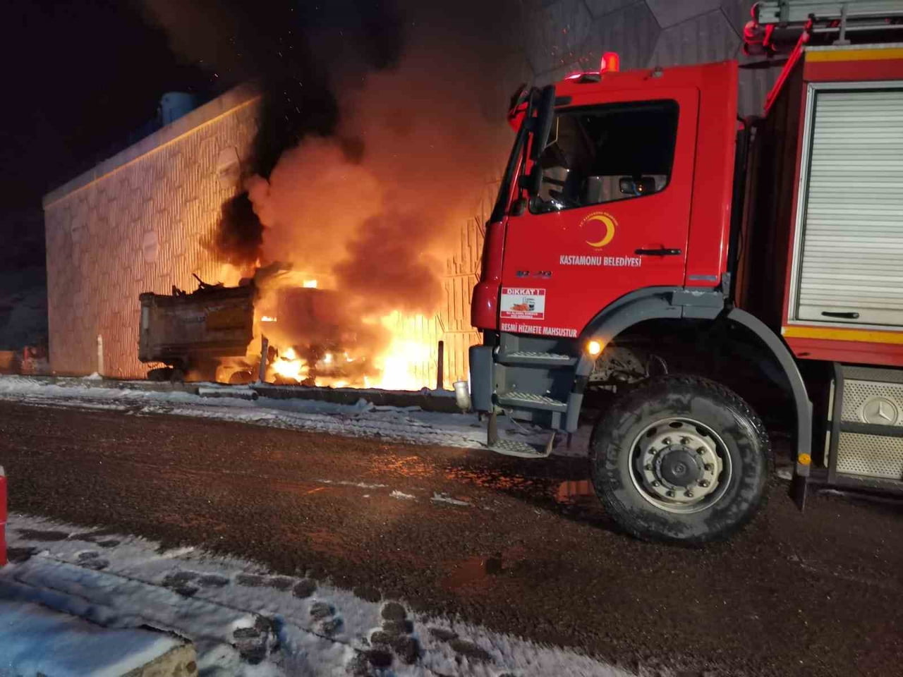 KASTAMONU’DA KERESTE YÜKLÜ KAMYON, MOTOR AKSAMINDA YAŞANAN ARIZADAN KAYNAKLI ÇIKTIĞI TAHMİN EDİLEN...
