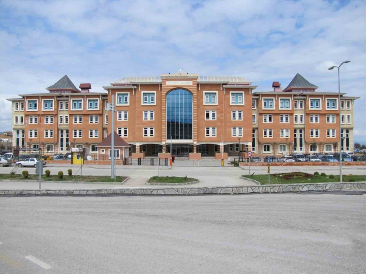 KASTAMONU’DA SOKAKTA BİLİNCİ KAPALI ŞEKİLDE BULUNAN VE KENDİSİNİ İHBAR EDEREK YAPILAN EV...