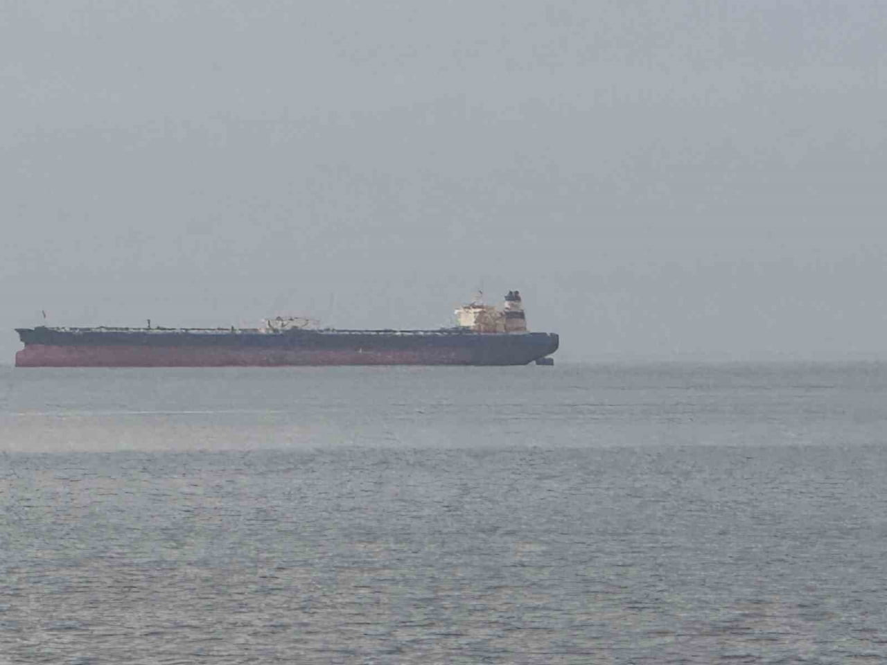 KASTAMONU’NUN ABANA AÇIKLARINDA DRON SALDIRISINA UĞRAYAN VE İNEBOLU İLÇESİNE SIĞINAN GEMİ, ÜÇ...