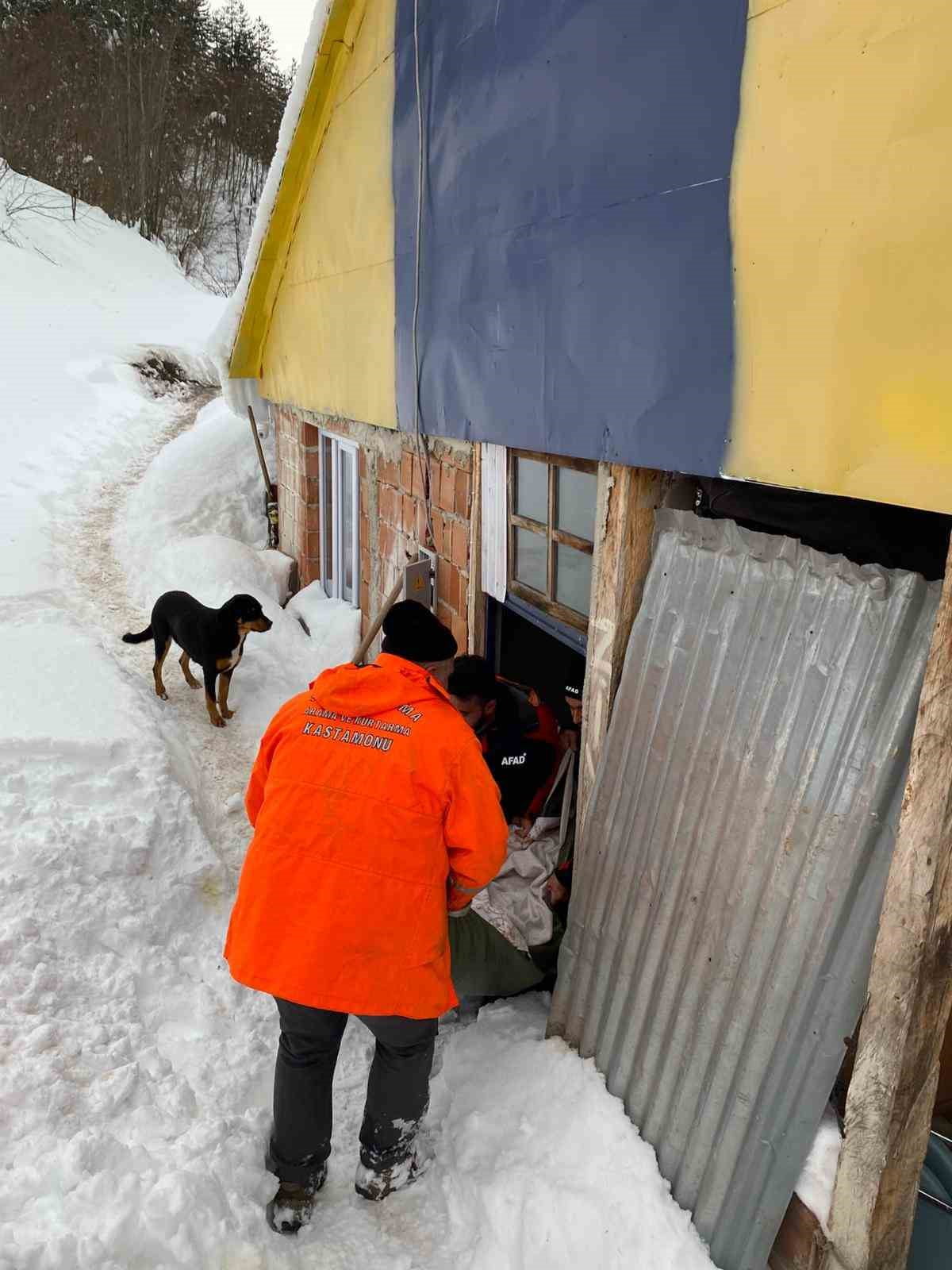 KASTAMONU’NUN AZDAVAY İLÇESİNDE RAHATSIZLANAN YAŞLI KADIN, KÖY YOLUNUN KAPALI OLMASINDAN ÖTÜRÜ...