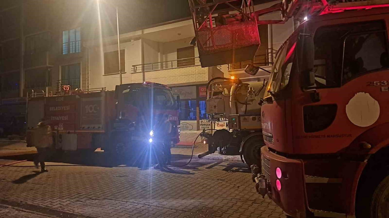 KASTAMONU’NUN CİDE İLÇESİNDE EKMEK FIRINININ ÜST KATINDA BULUNAN EVİN ÇATISINDA ÇIKAN YANGIN...