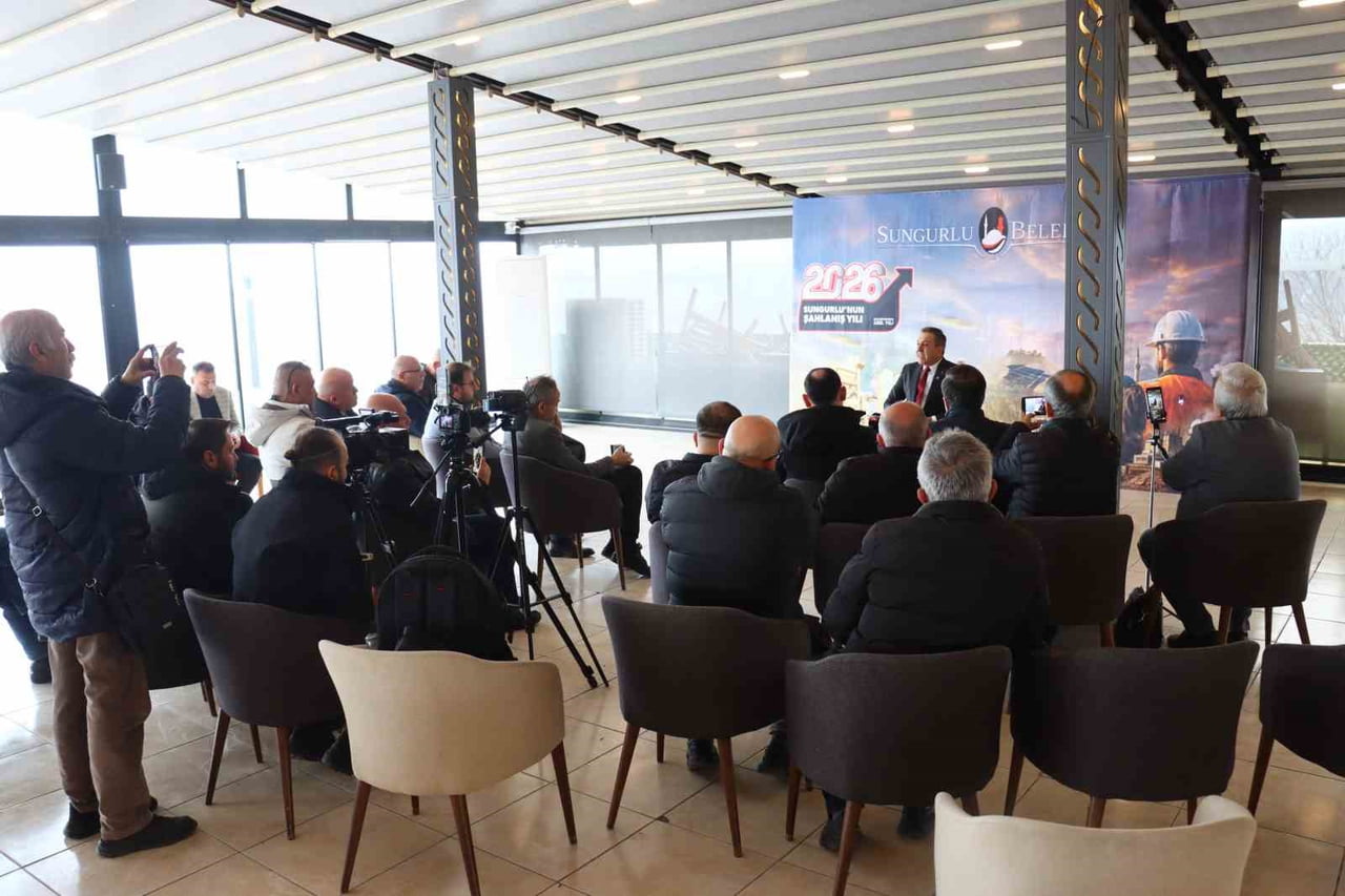 KATILIMCILAR VE TOPLANTI SALONUNDAN GÖRÜNTÜ