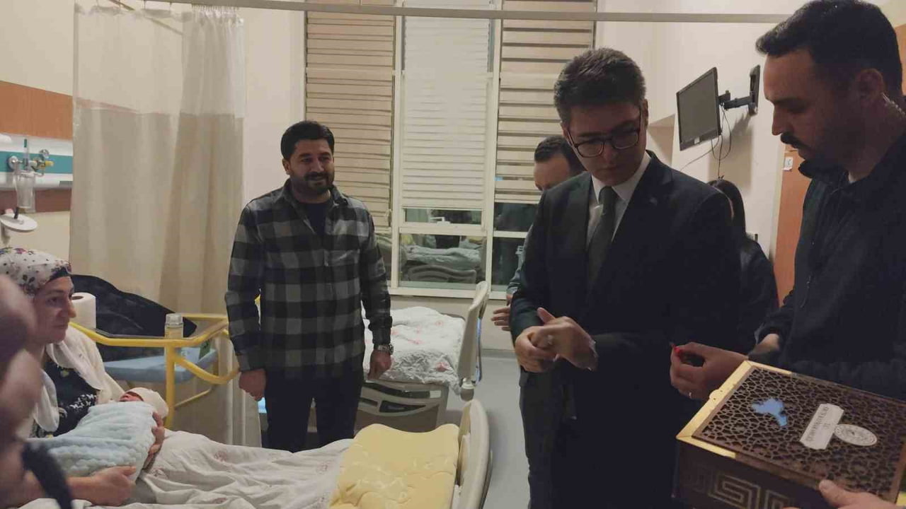 KAYMAKAM HEDİYE TAKDİMİ