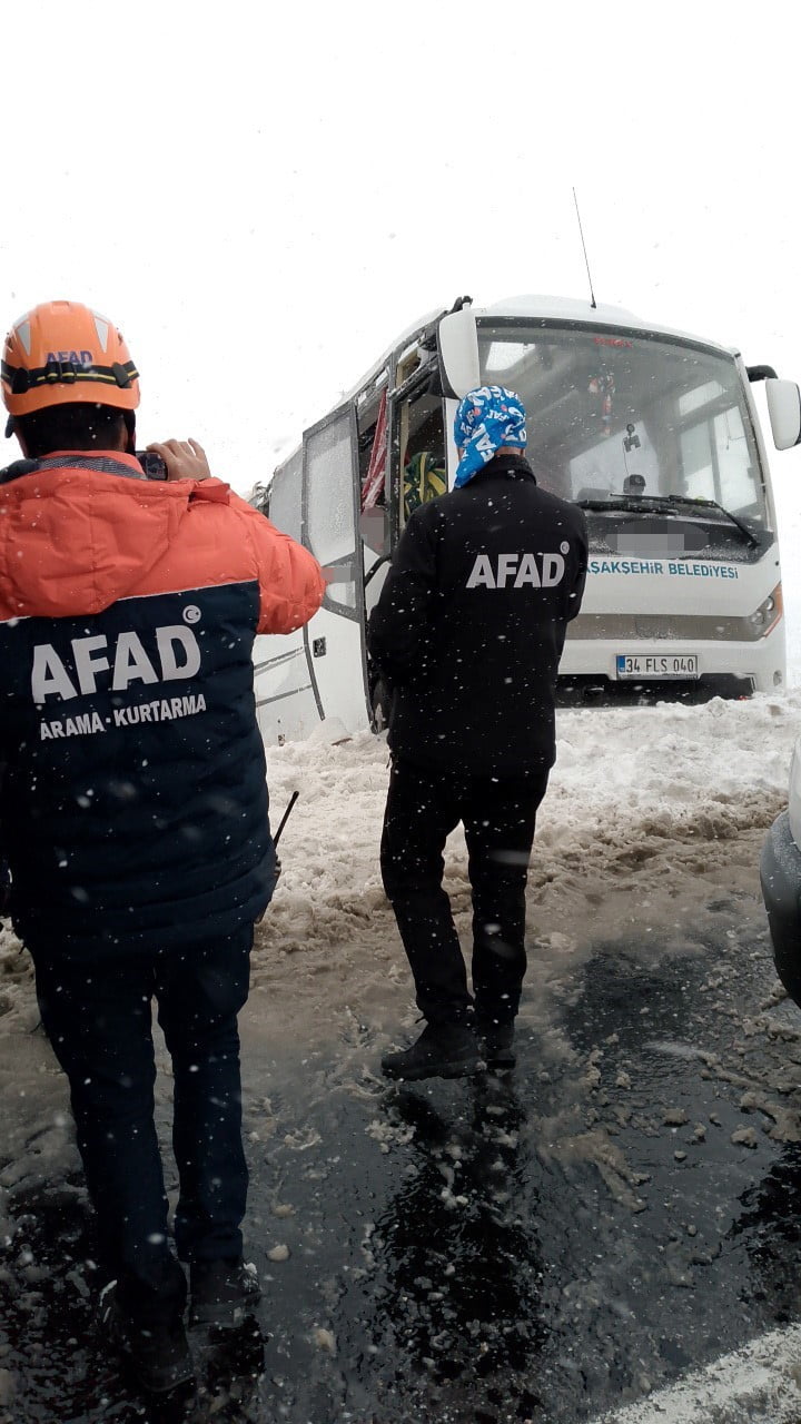 KAYSERİ'DE CENAZE TAŞIYAN MİNİBÜSÜN DEVRİLMESİ SONUCU 22 KİŞİ YARALANDI.