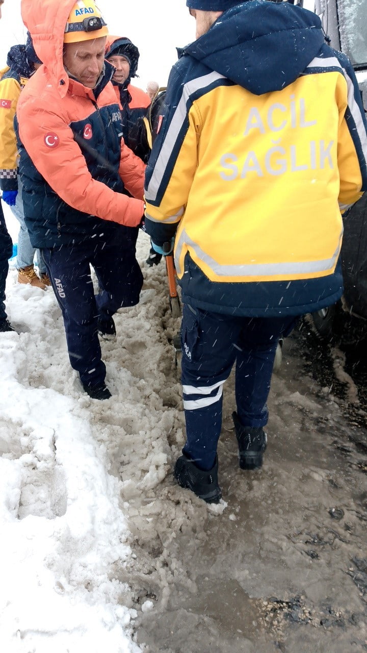 KAYSERİ'DE CENAZE TAŞIYAN MİNİBÜSÜN DEVRİLMESİ SONUCU 22 KİŞİ YARALANDI.