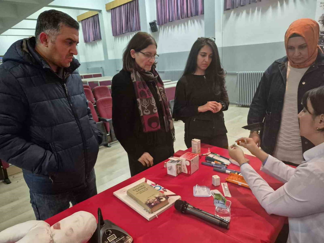 KAYSERİ'DE EĞİTİM HAYATINI SÜRDÜREN DİYABETLİ ÖĞRENCİLER İÇİN ÖĞRETMENLERE UYGULAMALI İNSÜLİN VE...