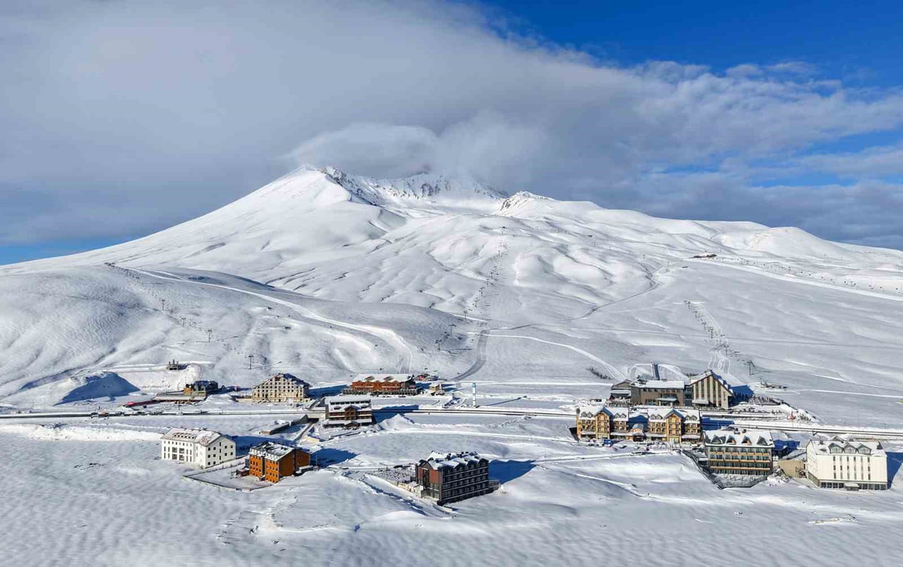KAYSERİ'DE GECE SAATLERİNDE ETKİLİ OLAN KAR YAĞIŞIYLA BİRLİKTE KAR KALINLIĞI 13 SANTİMİ BULAN...