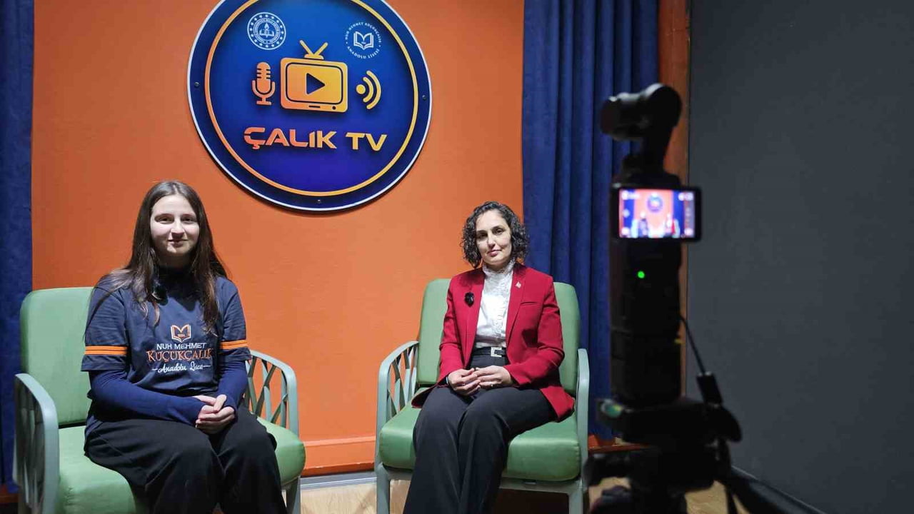 KAYSERİ'DE LİSE ÖĞRENCİLERİ, ÖĞRETMENLERİ İLE BERABER OKULDA KURDUKLARI TV STÜDYOSUNDA YAPTIKLARI...